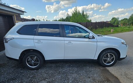 Mitsubishi Outlander III рестайлинг 3, 2013 год, 1 490 000 рублей, 11 фотография