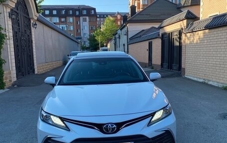 Toyota Camry, 2023 год, 3 750 000 рублей, 2 фотография