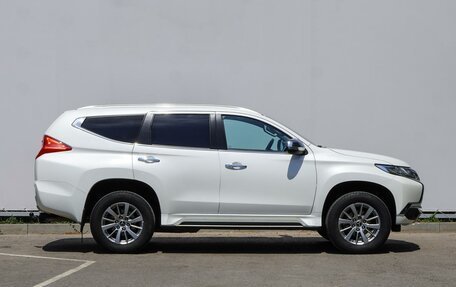 Mitsubishi Pajero Sport III рестайлинг, 2017 год, 2 650 000 рублей, 5 фотография