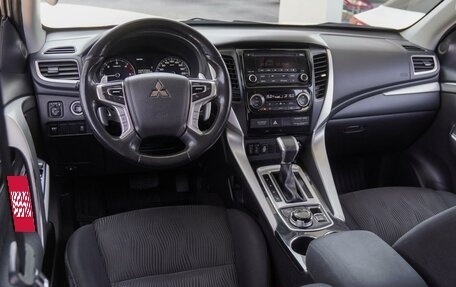 Mitsubishi Pajero Sport III рестайлинг, 2017 год, 2 650 000 рублей, 6 фотография