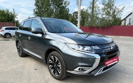 Mitsubishi Outlander III рестайлинг 3, 2022 год, 3 100 000 рублей, 3 фотография