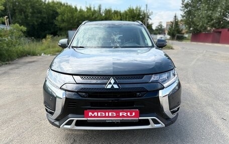 Mitsubishi Outlander III рестайлинг 3, 2022 год, 3 100 000 рублей, 2 фотография