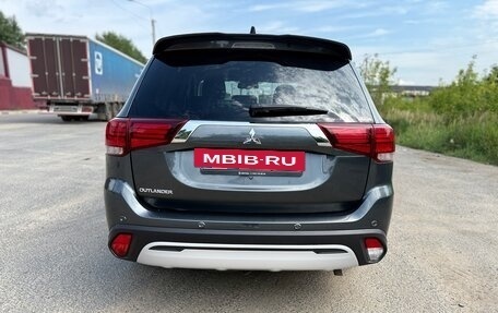 Mitsubishi Outlander III рестайлинг 3, 2022 год, 3 100 000 рублей, 6 фотография