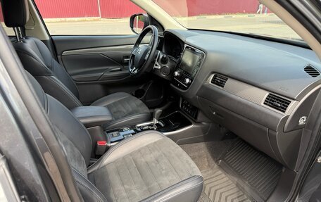 Mitsubishi Outlander III рестайлинг 3, 2022 год, 3 100 000 рублей, 19 фотография
