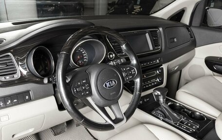 KIA Carnival III, 2018 год, 2 700 000 рублей, 3 фотография