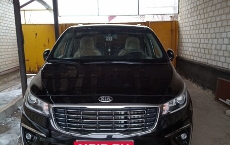 KIA Carnival III, 2018 год, 2 750 000 рублей, 2 фотография