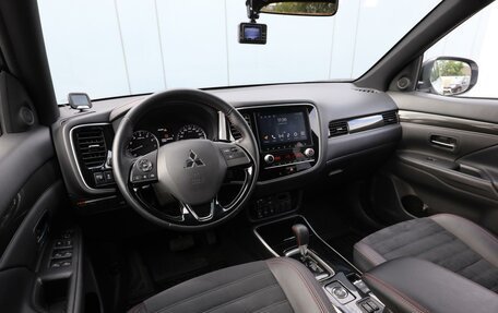 Mitsubishi Outlander III рестайлинг 3, 2021 год, 2 910 000 рублей, 6 фотография