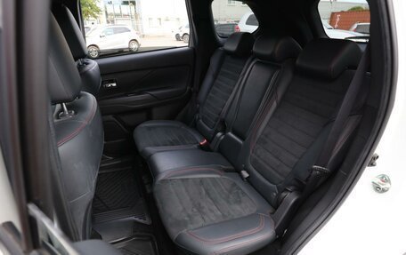 Mitsubishi Outlander III рестайлинг 3, 2021 год, 2 910 000 рублей, 9 фотография