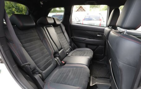 Mitsubishi Outlander III рестайлинг 3, 2021 год, 2 910 000 рублей, 7 фотография