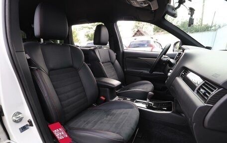 Mitsubishi Outlander III рестайлинг 3, 2021 год, 2 910 000 рублей, 8 фотография