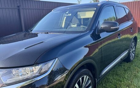 Mitsubishi Outlander III рестайлинг 3, 2020 год, 2 450 000 рублей, 6 фотография