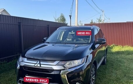 Mitsubishi Outlander III рестайлинг 3, 2020 год, 2 450 000 рублей, 5 фотография