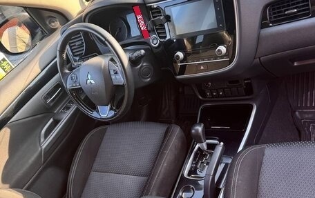 Mitsubishi Outlander III рестайлинг 3, 2020 год, 2 450 000 рублей, 4 фотография