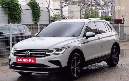 Volkswagen Tiguan II, 2022 год, 2 238 000 рублей, 2 фотография