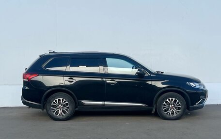 Mitsubishi Outlander III рестайлинг 3, 2017 год, 1 690 000 рублей, 4 фотография