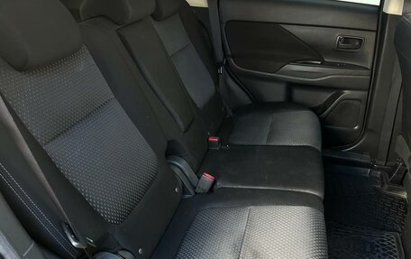 Mitsubishi Outlander III рестайлинг 3, 2017 год, 1 690 000 рублей, 16 фотография