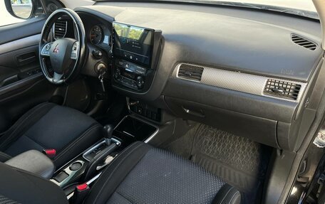 Mitsubishi Outlander III рестайлинг 3, 2017 год, 1 690 000 рублей, 15 фотография