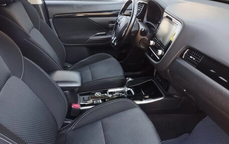 Mitsubishi Outlander III рестайлинг 3, 2021 год, 2 390 000 рублей, 15 фотография