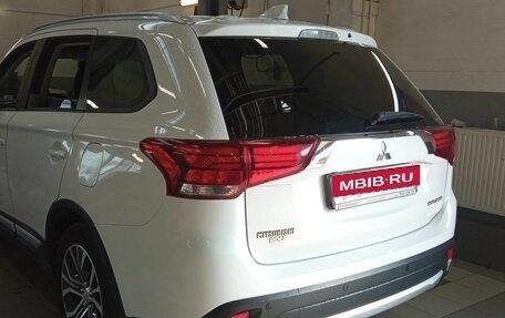 Mitsubishi Outlander III рестайлинг 3, 2018 год, 1 699 000 рублей, 4 фотография