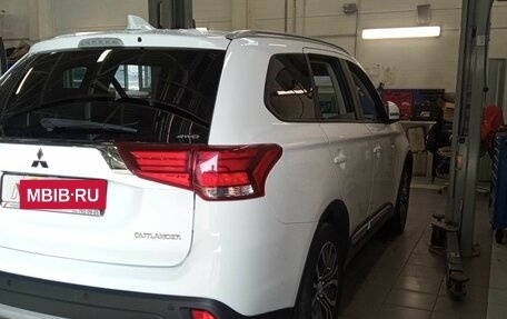 Mitsubishi Outlander III рестайлинг 3, 2018 год, 1 699 000 рублей, 3 фотография