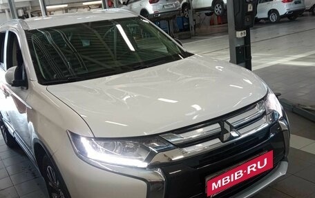Mitsubishi Outlander III рестайлинг 3, 2018 год, 1 699 000 рублей, 2 фотография