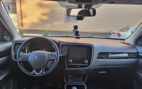Mitsubishi Outlander III рестайлинг 3, 2020 год, 2 500 000 рублей, 2 фотография
