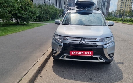 Mitsubishi Outlander III рестайлинг 3, 2020 год, 2 500 000 рублей, 5 фотография