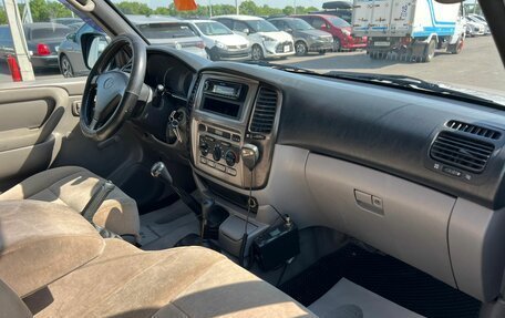 Toyota Land Cruiser 100 рестайлинг 2, 2005 год, 2 799 000 рублей, 12 фотография