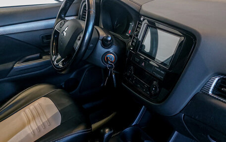 Mitsubishi Outlander III рестайлинг 3, 2015 год, 1 662 000 рублей, 13 фотография