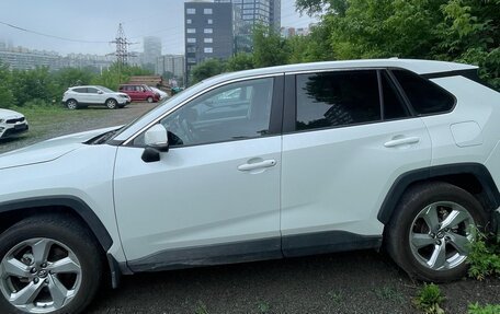 Toyota RAV4, 2022 год, 2 700 000 рублей, 7 фотография