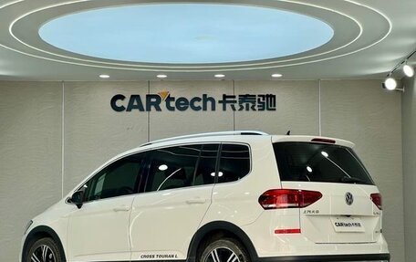 Volkswagen Touran III, 2020 год, 1 600 000 рублей, 5 фотография