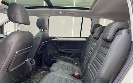 Volkswagen Touran III, 2020 год, 1 600 000 рублей, 21 фотография