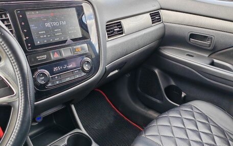 Mitsubishi Outlander III рестайлинг 3, 2013 год, 1 570 000 рублей, 10 фотография