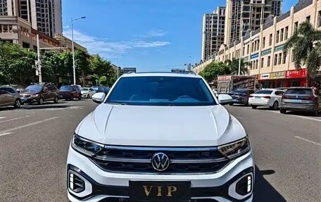 Volkswagen T-Roc I, 2024 год, 2 196 740 рублей, 2 фотография