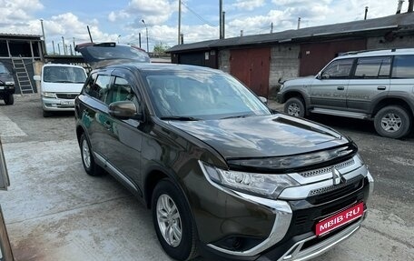 Mitsubishi Outlander III рестайлинг 3, 2020 год, 2 460 000 рублей, 1 фотография