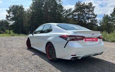 Toyota Camry, 2022 год, 3 900 000 рублей, 5 фотография