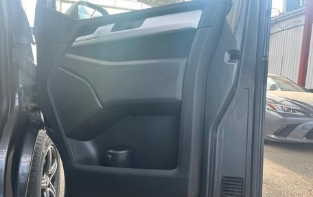 Volkswagen Multivan T6 рестайлинг, 2018 год, 4 700 000 рублей, 8 фотография