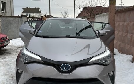 Toyota C-HR I рестайлинг, 2020 год, 2 300 000 рублей, 5 фотография