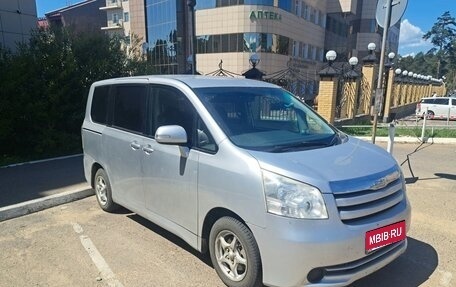Toyota Noah III, 2008 год, 1 400 000 рублей, 2 фотография