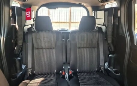 Toyota Voxy III, 2018 год, 1 800 000 рублей, 15 фотография