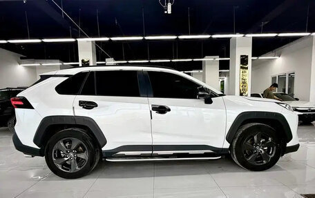 Toyota RAV4, 2022 год, 2 199 000 рублей, 4 фотография