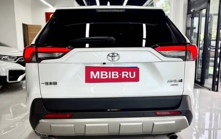 Toyota RAV4, 2022 год, 2 199 000 рублей, 6 фотография