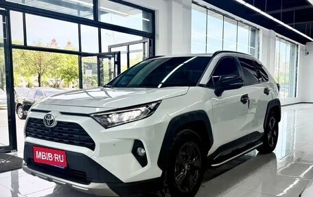 Toyota RAV4, 2022 год, 2 199 000 рублей, 1 фотография