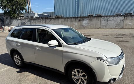 Mitsubishi Outlander III рестайлинг 3, 2014 год, 1 320 000 рублей, 5 фотография