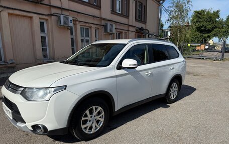 Mitsubishi Outlander III рестайлинг 3, 2014 год, 1 320 000 рублей, 2 фотография