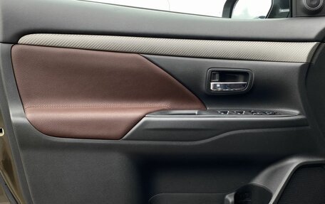 Mitsubishi Outlander III рестайлинг 3, 2018 год, 1 900 000 рублей, 11 фотография