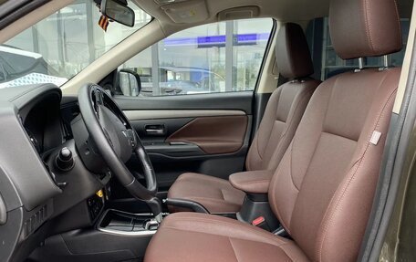 Mitsubishi Outlander III рестайлинг 3, 2018 год, 1 900 000 рублей, 13 фотография