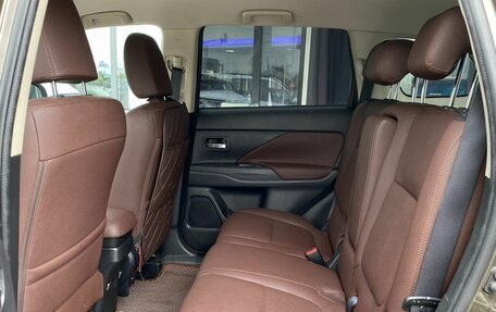Mitsubishi Outlander III рестайлинг 3, 2018 год, 1 900 000 рублей, 14 фотография