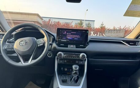 Toyota RAV4, 2025 год, 3 220 000 рублей, 4 фотография