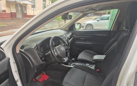 Mitsubishi Outlander III рестайлинг 3, 2018 год, 2 000 000 рублей, 7 фотография
